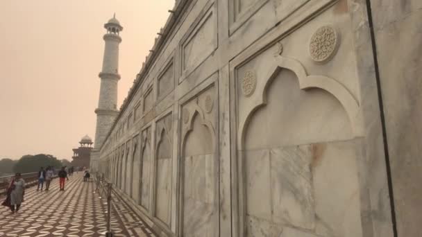 Agra, Indie, 10. listopadu 2019, Taj Mahal, turisté chodí na pozadí věže — Stock video