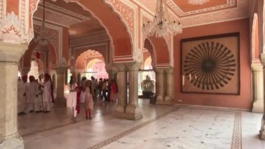 Jaipur, Hindistan - 4 Kasım 2019: Pembe bir binanın duvarlarının yanından geçen şehir sarayı turistleri