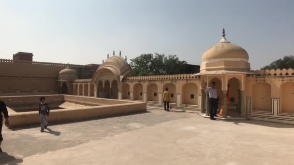 Jaipur, India - toeristen staan op de speelplaats voor het zwembad — Stockvideo