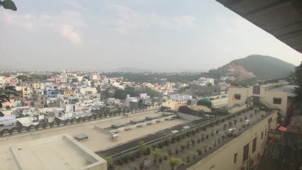 Udaipur, Indie - Widok na miasto z murów pałacu — Wideo stockowe