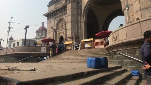 Βομβάη, Ινδία - 10 Νοεμβρίου 2019: Gateway of India οι τουρίστες βλέπουν ένα ιστιοπλοϊκό μέρος 2 — Αρχείο Βίντεο