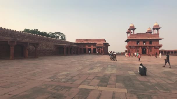 Fatehpur Sikri, Indie - 15 listopada 2019: Opuszczeni turyści spacerują ulicami część 15 — Wideo stockowe