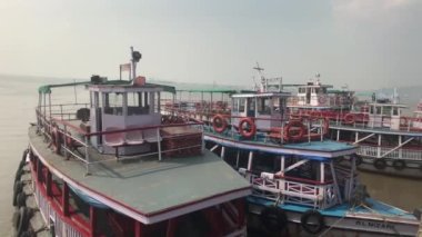 Mumbai, Hindistan - Adanın yakınındaki gemiler