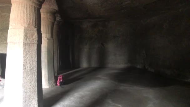 Mumbai, India - 10 november 2019: Grotten van Elephanta toeristen in de grot deel 5 — Stockvideo