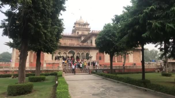 Jaipur, India - 03 november 2019: toeristen stappen uit het oude museum — Stockvideo