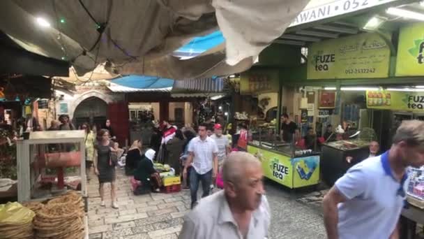 Jeruzalém, Izrael - 20. října 2019: Staré město s turisty na procházce po ulicích část 4 — Stock video