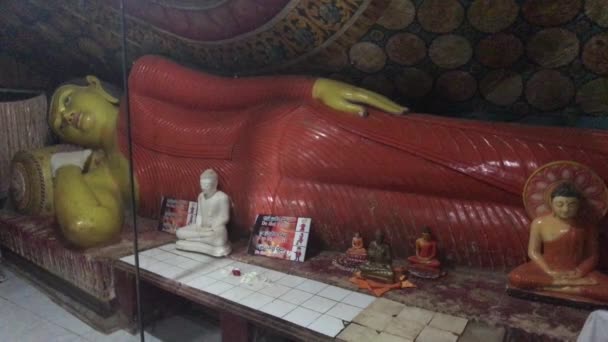 Sigiriya, Sri Lanka, 25 novembre 2019, Buddha in un tempio roccioso parte 2 — Video Stock