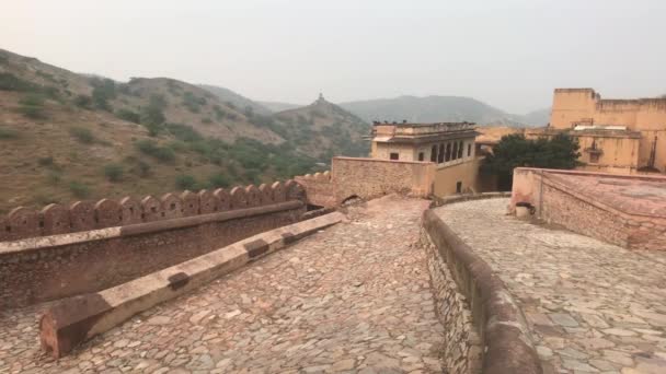 Jaipur, India, 05 de noviembre de 2019, Amer Fort, vista de la estructura con el telón de fondo de las montañas — Vídeo de stock