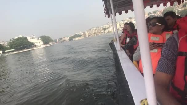 Udaipur, Índia - 12 de novembro de 2019: Os turistas do Lago Pichola navegam em um barco parte 13 — Vídeo de Stock