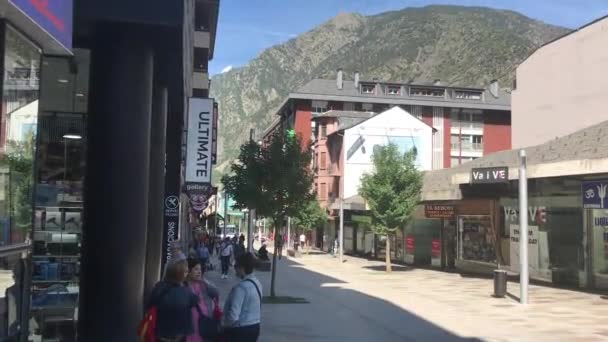 Andorre, Andorre-la-Vieille, 20 juin 2019, Un groupe de personnes descendant une rue à côté d'un bâtiment — Video