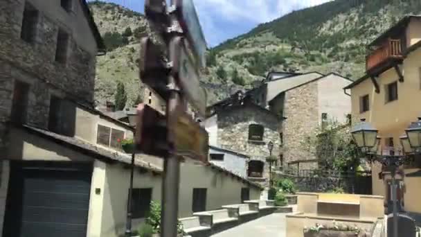 Andorre, Un bâtiment avec une montagne en arrière-plan — Video