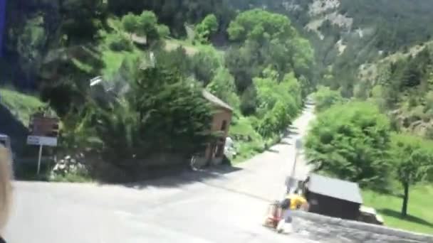 Андорра - дерево з горою на задньому плані. — стокове відео