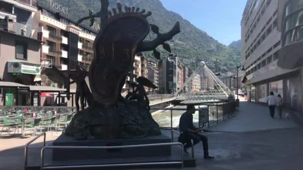 Andorra, Andorra la Vella, 20 de junio de 2019, Una persona de pie frente a un edificio — Vídeo de stock