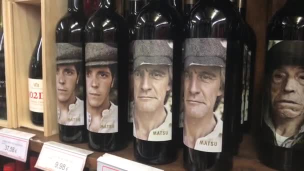 Andorra, flessen wijn op de toonbank — Stockvideo