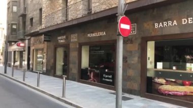 Andorra, yol kenarında dükkânı olan bir bina.