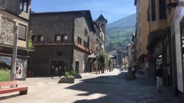 Andorra, Andorra la Vella, 20 Haziran 2019, bir binanın yanında yürüyen bir adam.