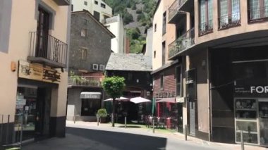 Andorra, yol kenarında dükkânı olan bir bina.