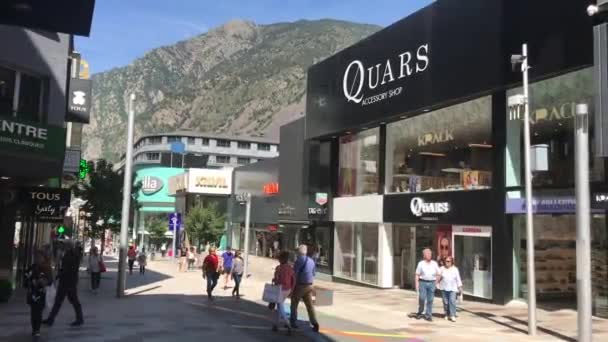 Andorra, Andorra la Vella, 20 Haziran 2019, bir grup insan sokakta yürüyor. — Stok video