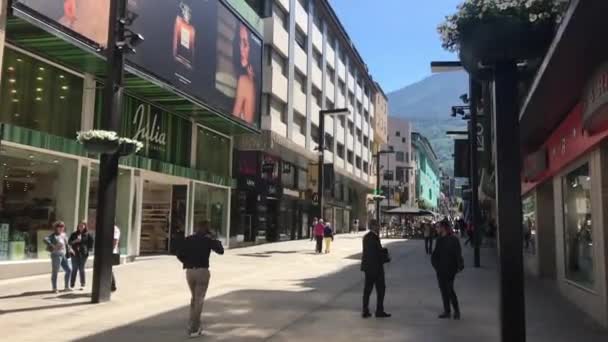 Андорра, Андорра-ла-Велья, 20 июня 2019 г. Группа людей, идущих по городской улице — стоковое видео