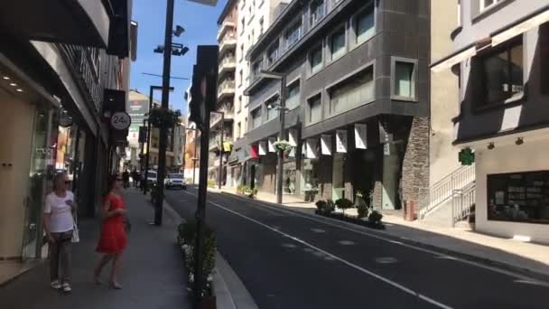 Andorra, Andorra la Vella, 20 Ιουνίου 2019, Ένα κοντινό πλάνο ενός πολυσύχναστου δρόμου της πόλης — Αρχείο Βίντεο