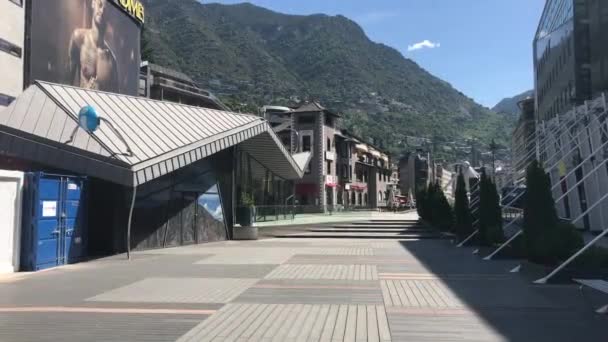 Andorra, Un edificio con una montagna sullo sfondo — Video Stock