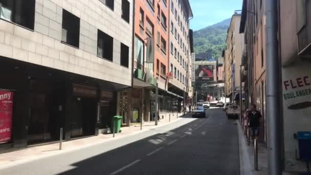 Andorra, Andorra la Vella, 20 de junio de 2019, Un edificio que tiene un cartel en el lateral de la calle — Vídeos de Stock