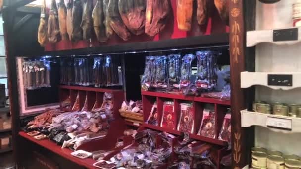 Andorra, Una exposición en una tienda llena de mucha comida — Vídeo de stock