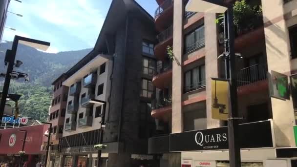 Andorre, Panneau de rue devant un immeuble — Video