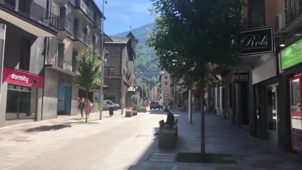 Andorra, budova s obchodem na rohu ulice — Stock video