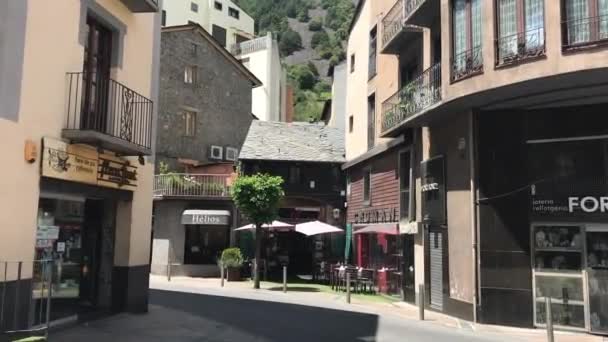 Andorre, Un bâtiment avec un magasin sur le bord d'une route — Video