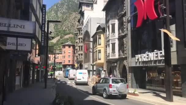 Andorra, Un coche aparcado en una calle de la ciudad — Vídeos de Stock