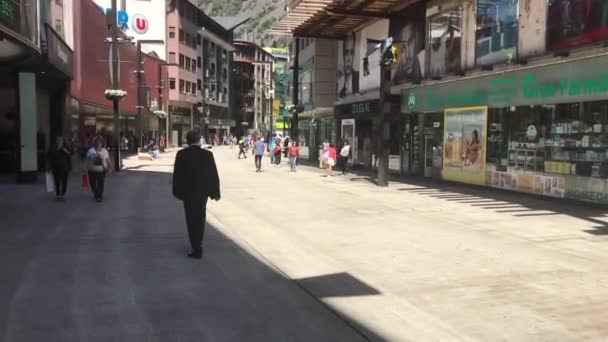 Andorra, Andorra la Vella, 20 juni 2019, Een groep mensen die door een straat lopen — Stockvideo