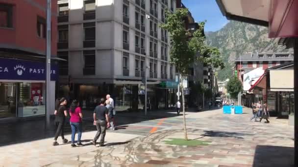 Andorra, Andorra la Vella, 20 Haziran 2019, bir grup insan bir şehir caddesinde yürüyor. — Stok video