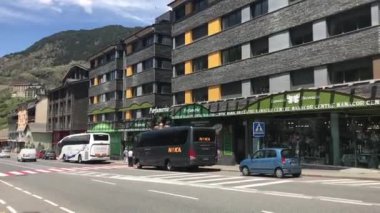 Andorra, işlek bir şehir sokağına yakın çekim.