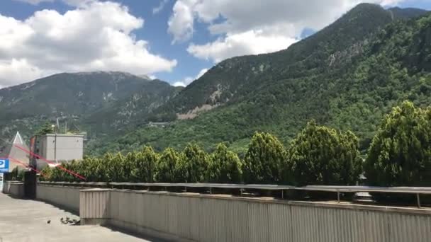 Andorra, yeşil dağların üzerindeki bulutlar — Stok video