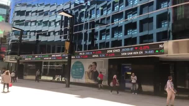 Andorra, Andorra la Vella, 20 juni 2019, Een groep mensen die voor een gebouw lopen — Stockvideo