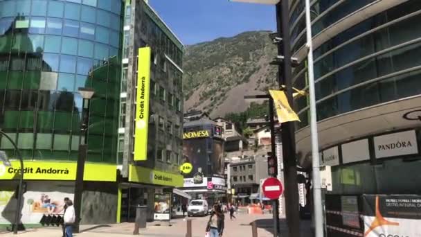 Andorra, Andorra la Vella, 20 Haziran 2019, işlek bir şehir caddesine yakın çekim. — Stok video