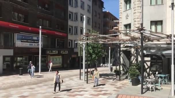 Andorra, Andorra la Vella, 2019. június 20., Egy csoport ember sétál a város utcáján — Stock videók