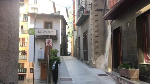 Andorra, Eine enge Stadtstraße mit Gebäuden an der Seite eines Gebäudes — Stockvideo