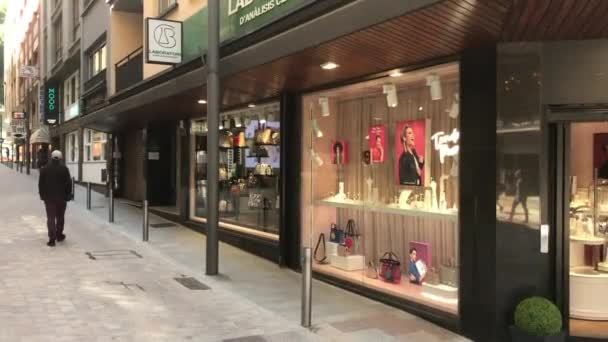 Andorra, Andorra la Vella, 20 juni 2019, Een groep mensen die voor een winkel lopen — Stockvideo