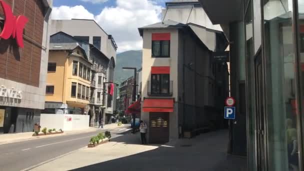 Andorra, 20 de junio de 2019, turistas en la calle de la ciudad — Vídeos de Stock