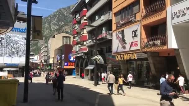 Андорра, Андорра-ла-Велья, 20 июня 2019 г. Группа людей, идущих по городской улице — стоковое видео