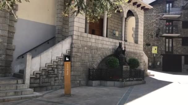 Andorra, Un gato sentado en lo alto de un edificio — Vídeos de Stock