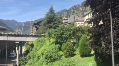 Andorra, arka planda dağ olan bir bina.