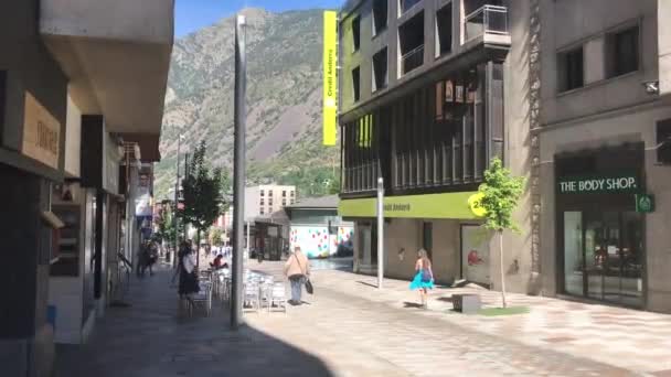 Andorra, Andorra la Vella, 20 juni 2019, Een groep mensen loopt door een straat naast een gebouw — Stockvideo