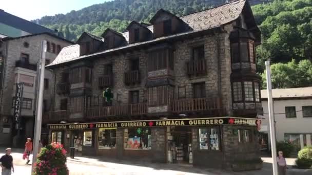 Andorra, Andorra la Vella, 20 juni 2019, Een close-up van een straat voor een gebouw — Stockvideo