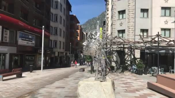 Andorra, Een groot bakstenen gebouw met een winkel aan een stadsstraat — Stockvideo