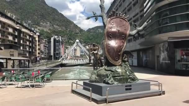 Andorra - nehirde bir turist anıtı — Stok video