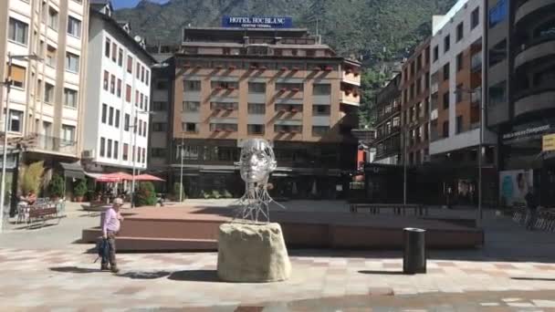 Andorra, Andorra la Vella, 20. Juni 2019, Ein großes Gebäude mitten auf der Straße — Stockvideo