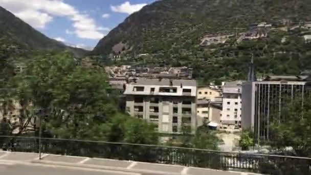 Andorra, Un edificio con una montaña en el fondo — Vídeo de stock